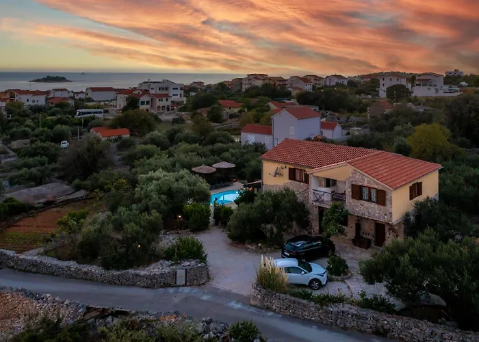 Villa Rogoznicka Oaza 2 In Zecevo Rogoznicko - Haus Fuer 16 Personen *